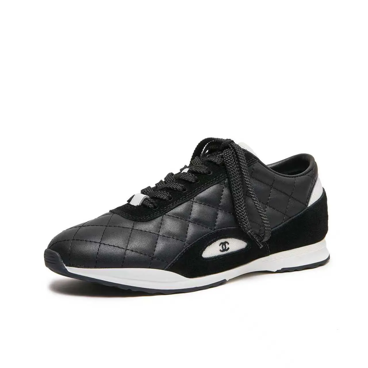 p560 Chanel Chanel - 2025 counter top casual sports shoes This classic design; the upper is electro-embroidered with a variety of techniques; the outsole is fashionable and sporty; the extraordinary inclusion of a variety of color matching elements... The diversified mix and match is very good-looking and versatile, casual, fashionable, sports and outdoor can be taken into account... ꫛꫀꪝ Go➫ Material: ❶Upper made of: original imported high silk cowhide suede ❷Inner use: Original imported breathable mesh ❸ Outsole based on: Original TPU combination outsole Counter boutique packaging complete set Female 35–41 Male 38-46